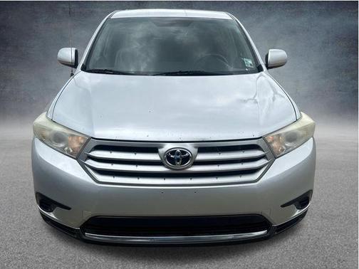 Classic Silver Metallic 2011 Toyota Highlander SE