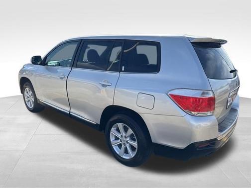 Classic Silver Metallic 2011 Toyota Highlander SE