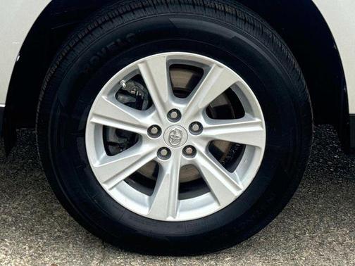 Classic Silver Metallic 2011 Toyota Highlander SE