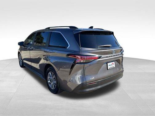 2021 Toyota Sienna XLE 8 Passenger