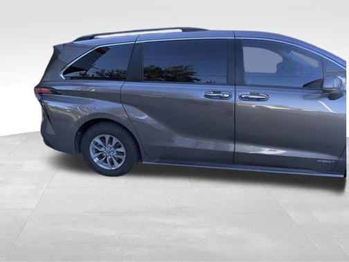 2021 Toyota Sienna XLE 8 Passenger