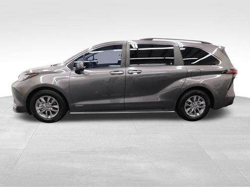 2021 Toyota Sienna XLE 8 Passenger