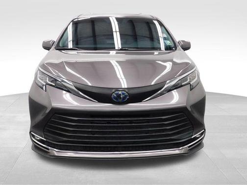 2021 Toyota Sienna XLE 8 Passenger