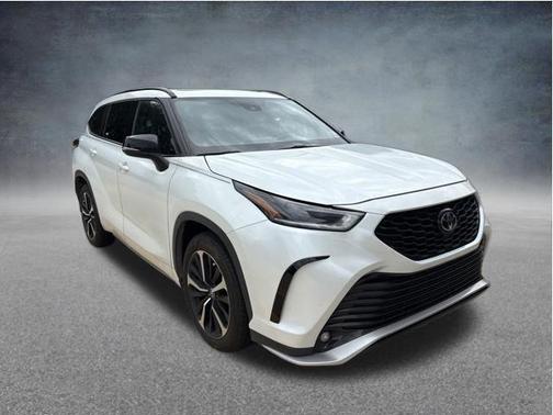 Pearl 2022 Toyota Highlander XSE