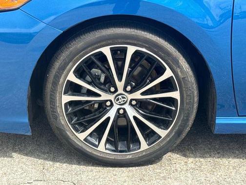 Blue Streak Metallic 2018 Toyota Camry SE