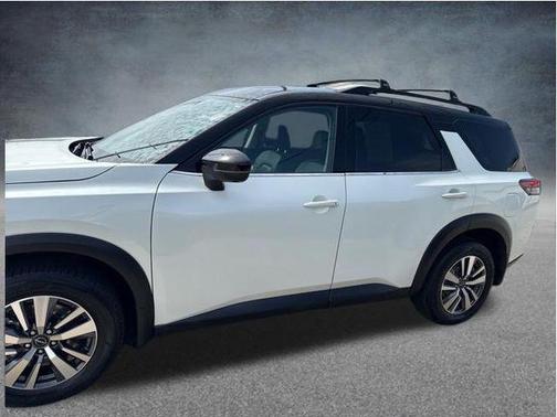 Pearl White Tricoat/Super Black 2023 Nissan Pathfinder SL 4WD