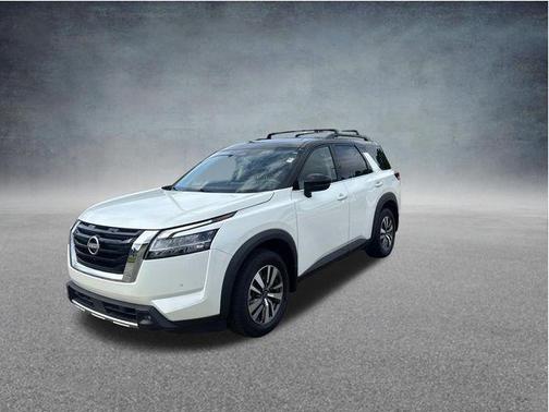 Pearl White Tricoat/Super Black 2023 Nissan Pathfinder SL 4WD