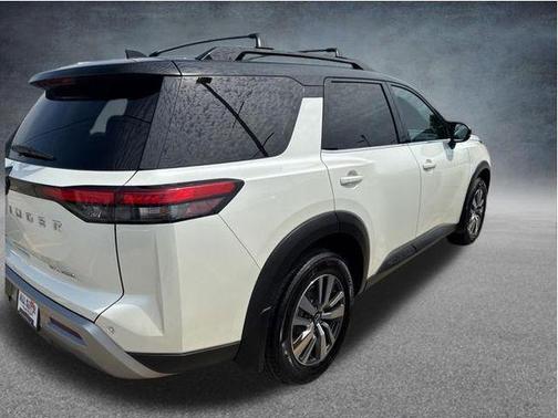 Pearl White Tricoat/Super Black 2023 Nissan Pathfinder SL 4WD