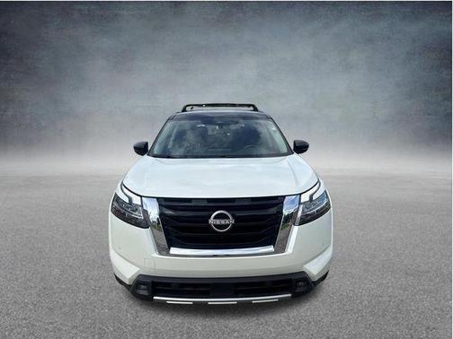 Pearl White Tricoat/Super Black 2023 Nissan Pathfinder SL 4WD