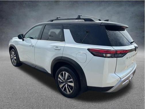 Pearl White Tricoat/Super Black 2023 Nissan Pathfinder SL 4WD