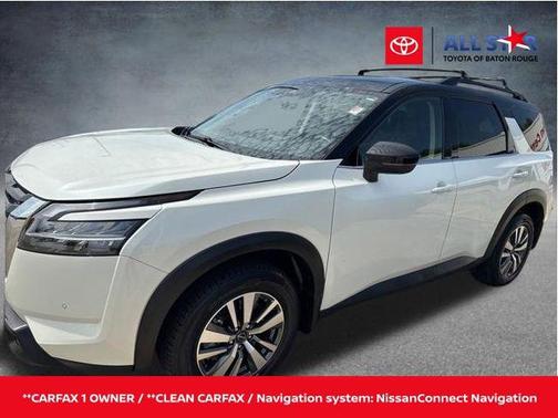 Pearl White Tricoat/Super Black 2023 Nissan Pathfinder SL 4WD