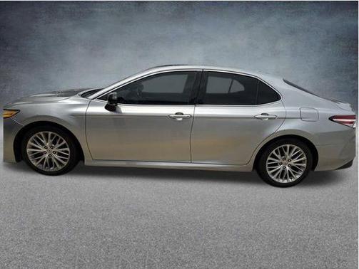 Celestial Silver Metallic 2018 Toyota Camry XLE