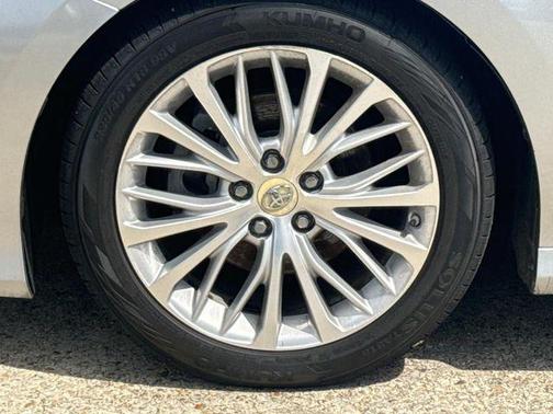 Celestial Silver Metallic 2018 Toyota Camry XLE