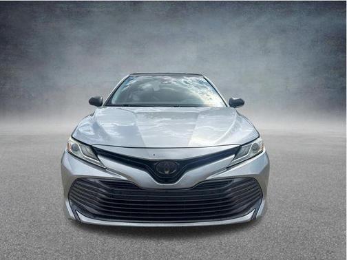 Celestial Silver Metallic 2018 Toyota Camry XLE
