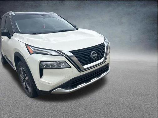 Pearl White Tricoat/Super Black 2023 Nissan Rogue Platinum