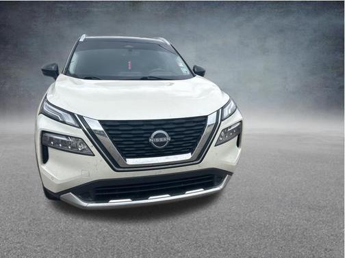 Pearl White Tricoat/Super Black 2023 Nissan Rogue Platinum