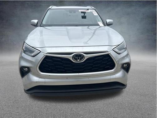 Celestial Silver Metallic 2022 Toyota Highlander XLE