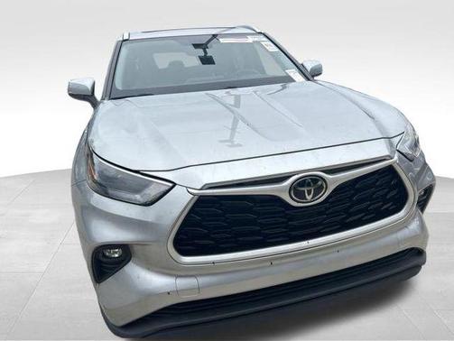 Celestial Silver Metallic 2022 Toyota Highlander XLE