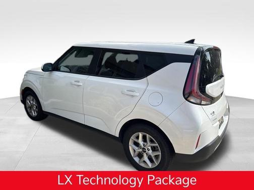 Snow White Pearl 2023 Kia Soul LX
