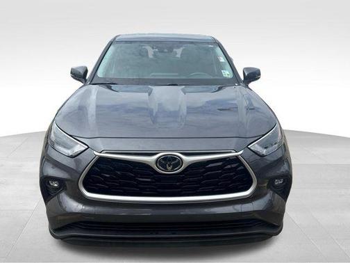 Magnetic Gray Metallic 2022 Toyota Highlander LE