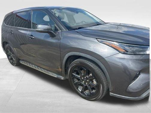 Magnetic Gray Metallic 2022 Toyota Highlander LE