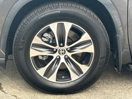 Magnetic Gray Metallic 2022 Toyota Highlander XLE