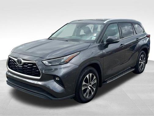 Magnetic Gray Metallic 2022 Toyota Highlander XLE