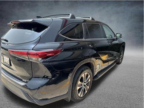 Midnight Black Metallic 2023 Toyota Highlander XLE