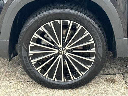 Deep Black Pearl 2025 Volkswagen Taos 1.5T SE