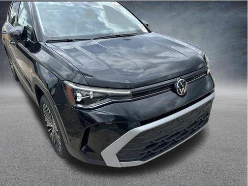 Deep Black Pearl 2025 Volkswagen Taos 1.5T SE