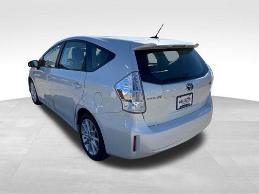 2014 Toyota Prius v Five