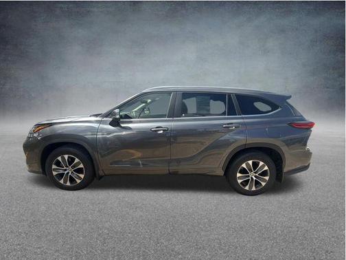 Magnetic Gray Metallic 2023 Toyota Highlander XLE