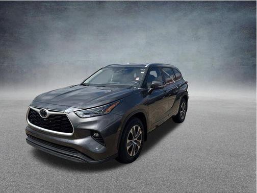 Magnetic Gray Metallic 2023 Toyota Highlander XLE