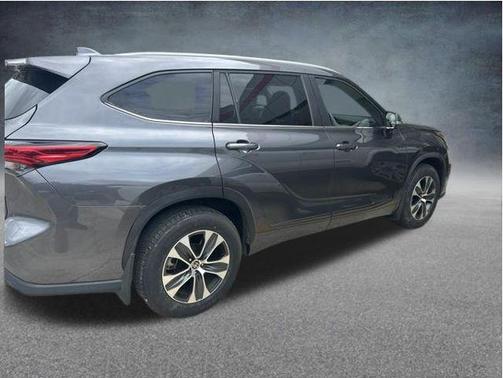 Magnetic Gray Metallic 2023 Toyota Highlander XLE