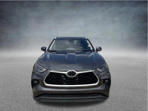 Magnetic Gray Metallic 2023 Toyota Highlander XLE