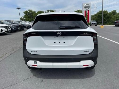 2025 Nissan Kicks SV