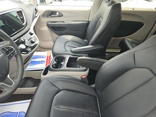2024 Chrysler Pacifica Touring-L