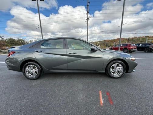 2025 Hyundai ELANTRA SE