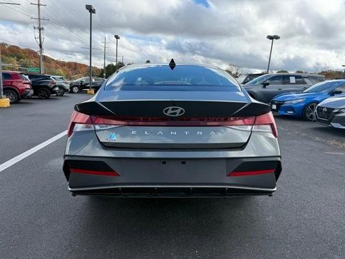2025 Hyundai ELANTRA SE