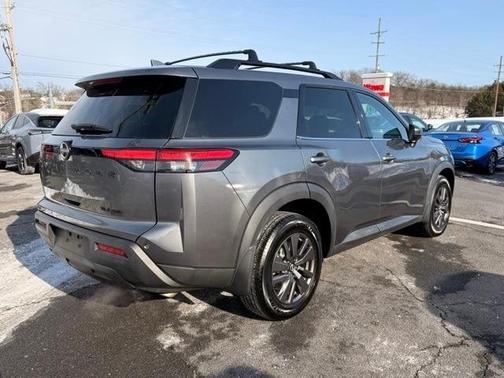 2022 Nissan Pathfinder SV
