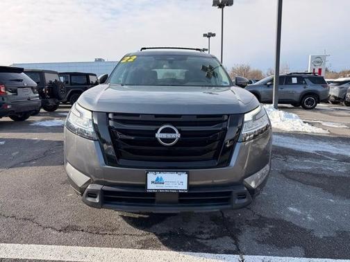 2022 Nissan Pathfinder SV