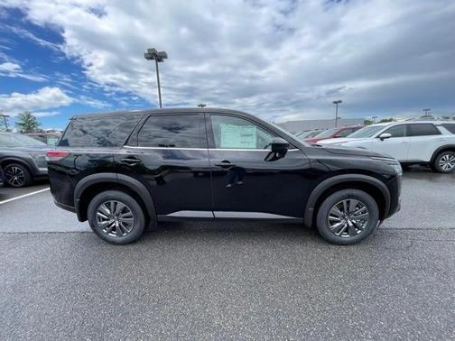 2025 Nissan Pathfinder S