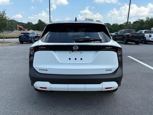 2025 Nissan Kicks SV