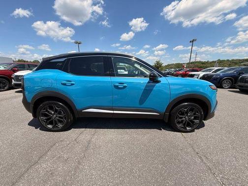 2t Ice Blk Roof 2026 Nissan Kicks SR
