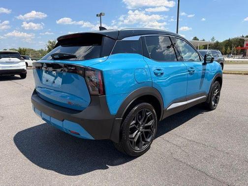 2t Ice Blk Roof 2026 Nissan Kicks SR