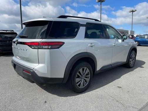 2024 Nissan Pathfinder SV