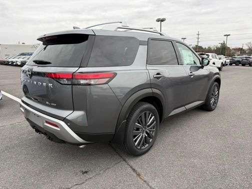 2025 Nissan Pathfinder SL