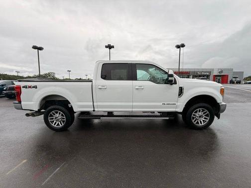 Oxford White 2017 Ford F-250 Lariat