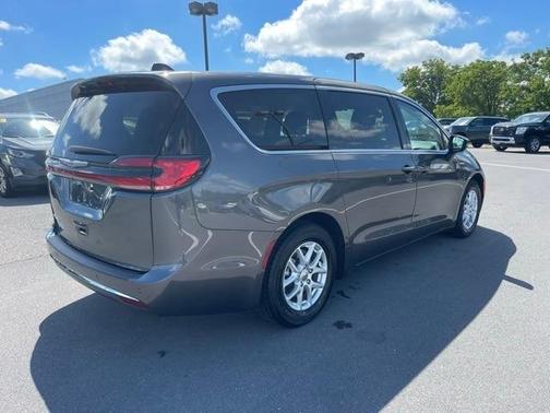 2023 Chrysler Pacifica Touring-L