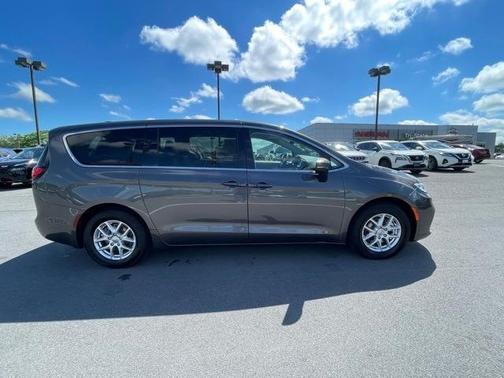 2023 Chrysler Pacifica Touring-L